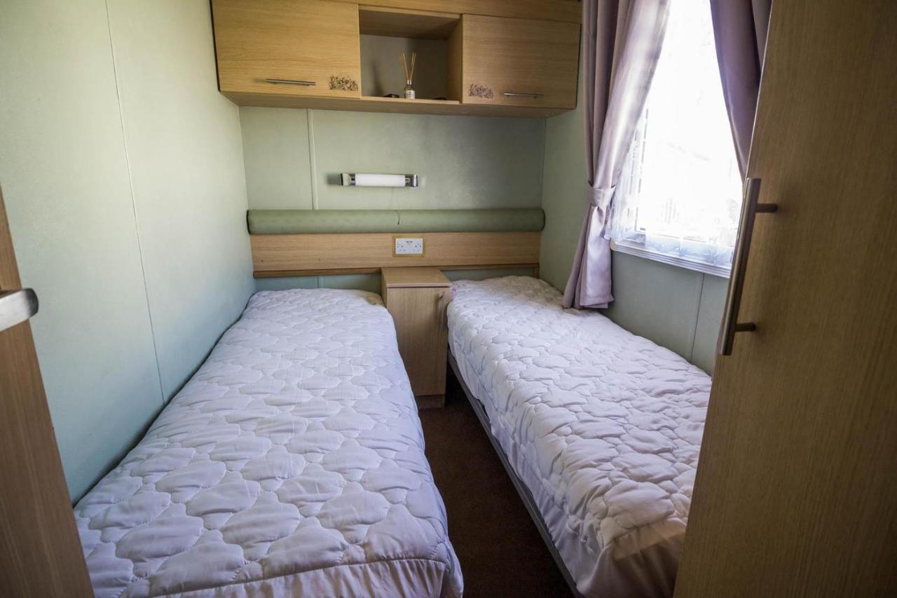 فندق Lovely Caravan With Wifi At Broadland Sands In Suffolk Ref 20035Bs Hopton on Sea المظهر الخارجي الصورة