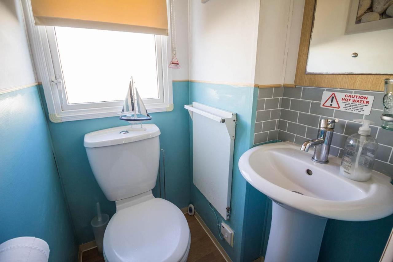 فندق Lovely Caravan With Wifi At Broadland Sands In Suffolk Ref 20035Bs Hopton on Sea المظهر الخارجي الصورة