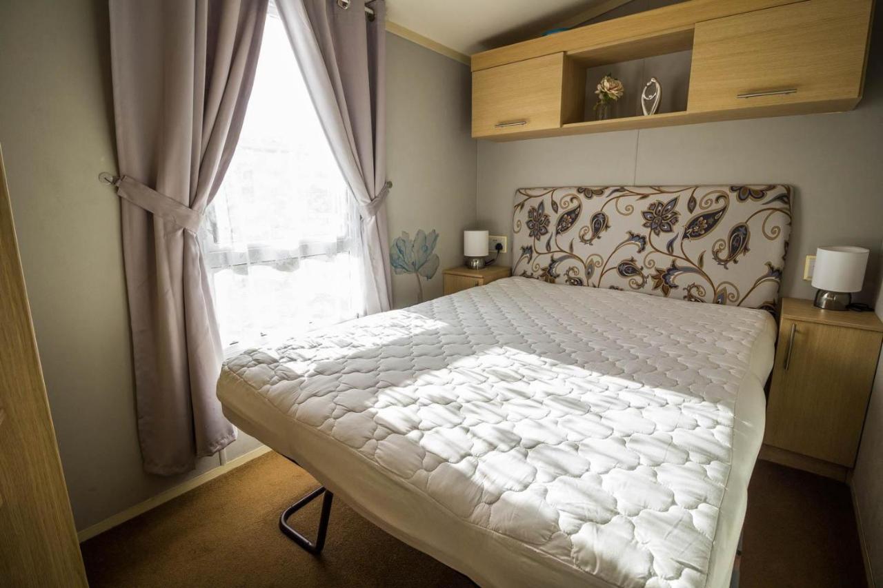 فندق Lovely Caravan With Wifi At Broadland Sands In Suffolk Ref 20035Bs Hopton on Sea المظهر الخارجي الصورة